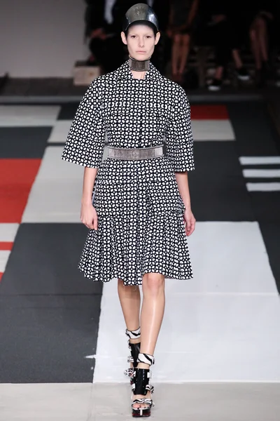 Look 10